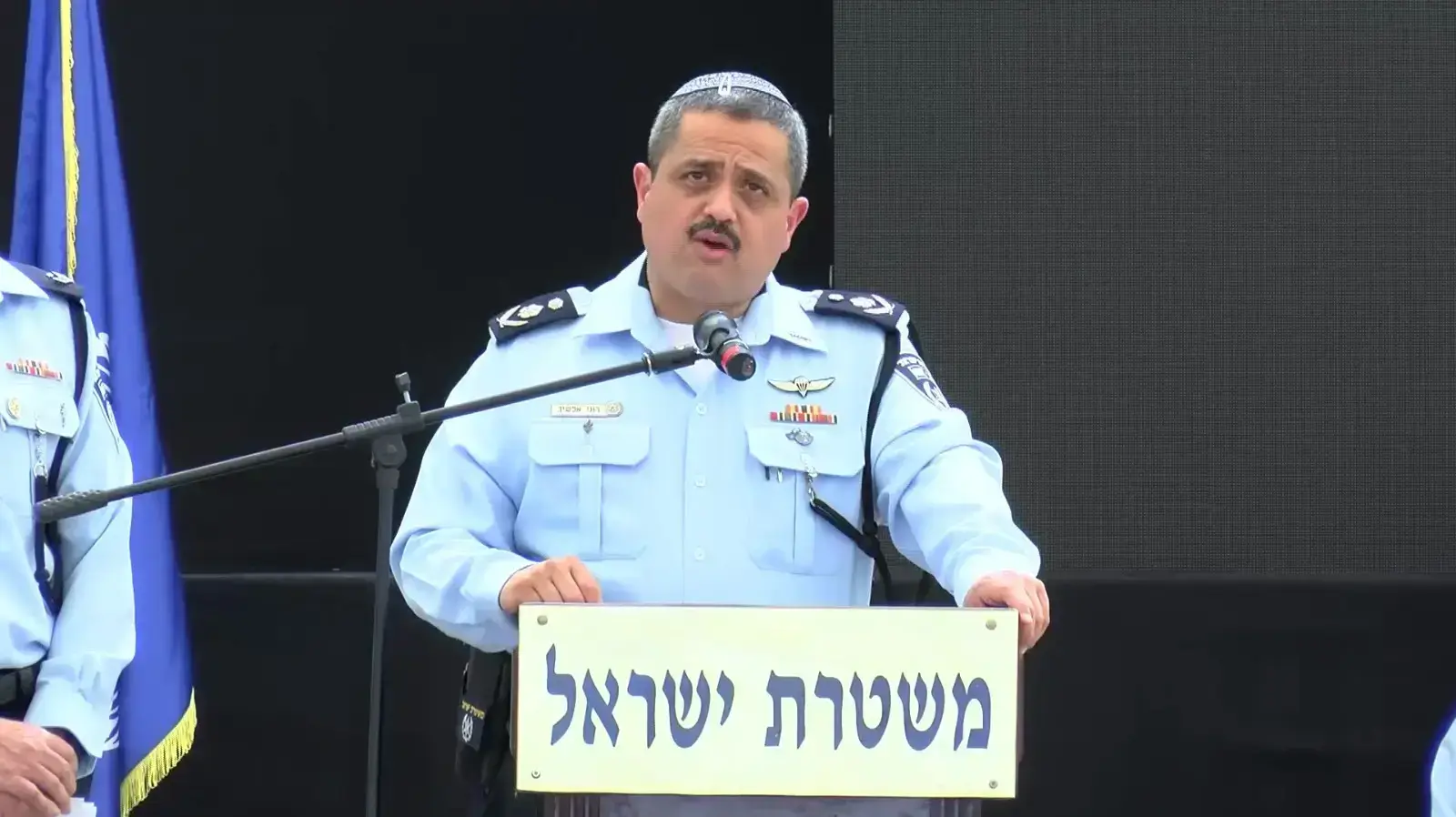 מפכ"ל המשטרה, רוני אלשיך בטקס הענקת דרגות והרמת כוסית לכבוד ראש השנה ברחבת המטה הארצי של המשטרה בירושלים. מפכ"ל המשטרה, רוני אלשיך בטקס הענקת דרגות והרמת כוסית לכבוד ראש השנה ברחבת המטה הארצי של המשטרה בירושלים.