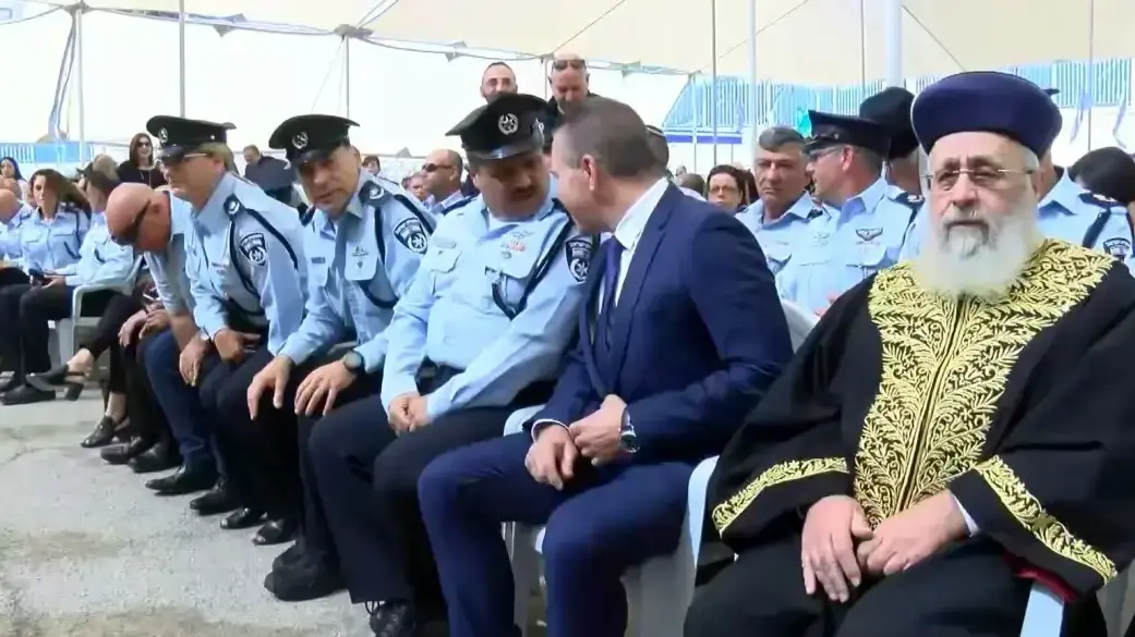מפכ"ל המשטרה, רוני אלשיך והשר לבטחון, פנים גלעד ארדן בטקס הענקת דרגות והרמת כוסית לכבוד ראש השנה ברחבת המטה הארצי של המשטרה בירושלים. מפכ"ל המשטרה, רוני אלשיך והשר לבטחון, פנים גלעד ארדן בטקס הענקת דרגות והרמת כוסית לכבוד ראש השנה ברחבת המטה הארצי של המשטרה בירושלים.