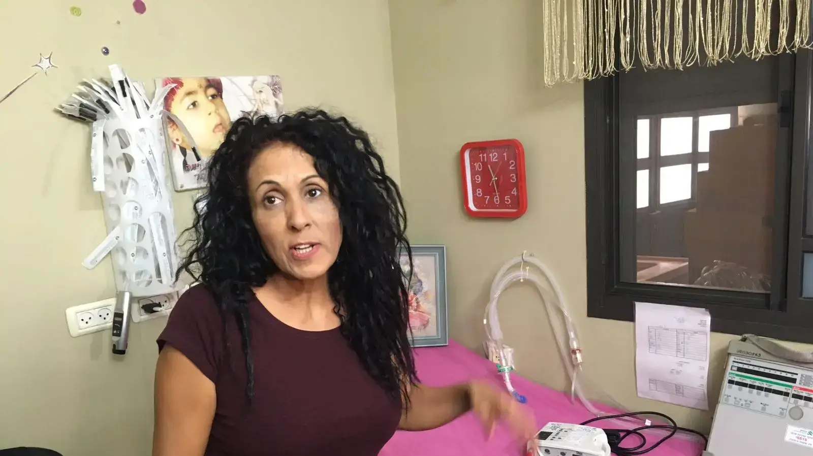 האם אביבה חייבי ליד מיטת בתה נועה ז"ל שמתה לאחר שנפגעה מפורמולת רמדיה