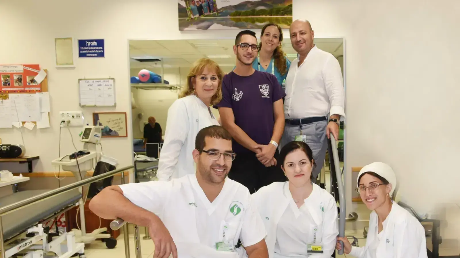 בר וקנין, קצין גבעתי שנפצע בכיסופים יחד עם ד"ר יולי טרגר, מנהל מחלקת השיקום וצוות המחלקה שטיפל בו, 5 בספטמבר 2018
בר וקנין, קצין גבעתי שנפצע בכיסופים יחד עם ד"ר יולי טרגר, מנהל מחלקת השיקום וצוות המחלקה שטיפל בו, 5 בספטמבר 2018