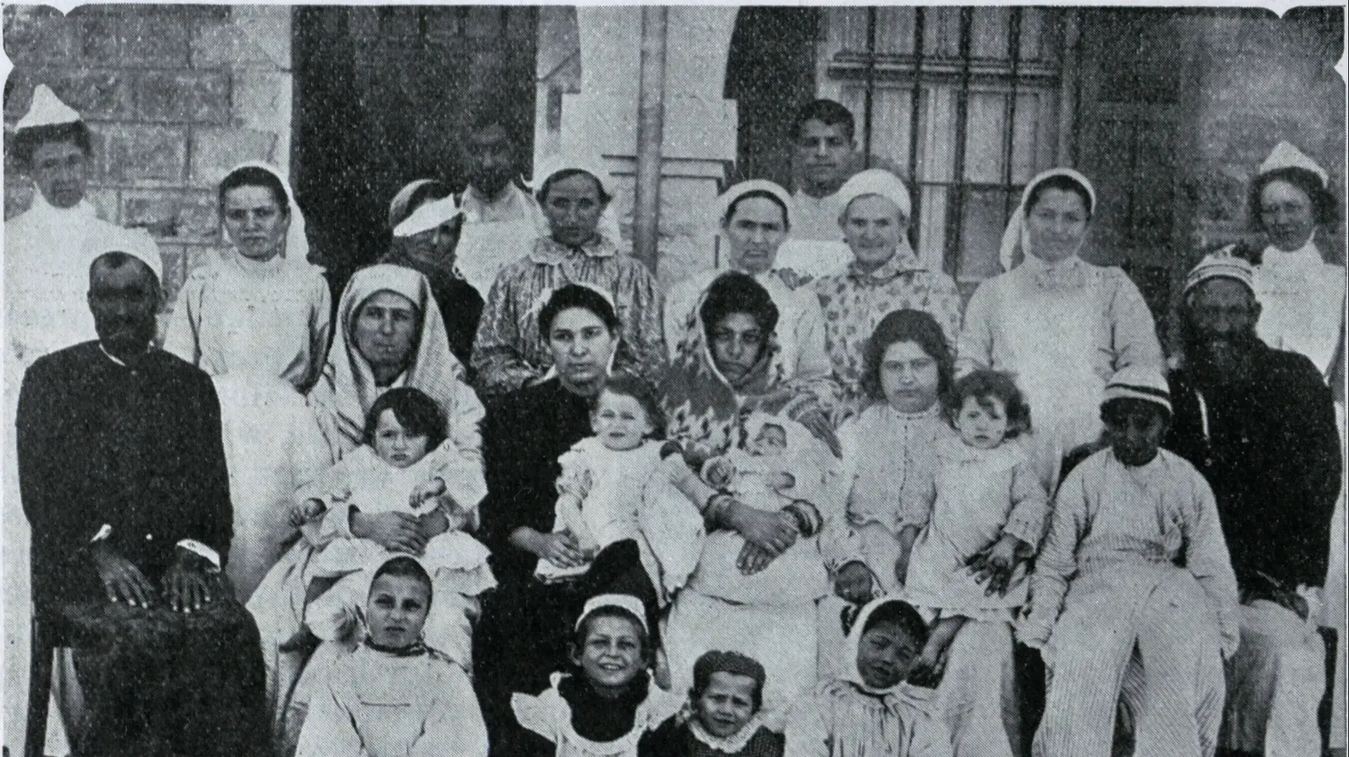קבוצת חולים בבית החולים האנגליקני 1905 קבוצת חולים בבית החולים האנגליקני 1905