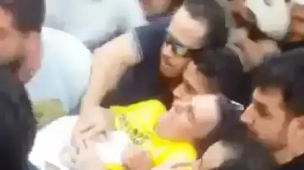 מועמד הימין הקיצוני בבחירות לנשיאות ברזיל ז'איר בולסונארו נדקר בעצרת פוליטית ב-6 בספטמבר 2018 מועמד הימין הקיצוני בבחירות לנשיאות ברזיל ז'איר בולסונארו נדקר בעצרת פוליטית ב-6 בספטמבר 2018