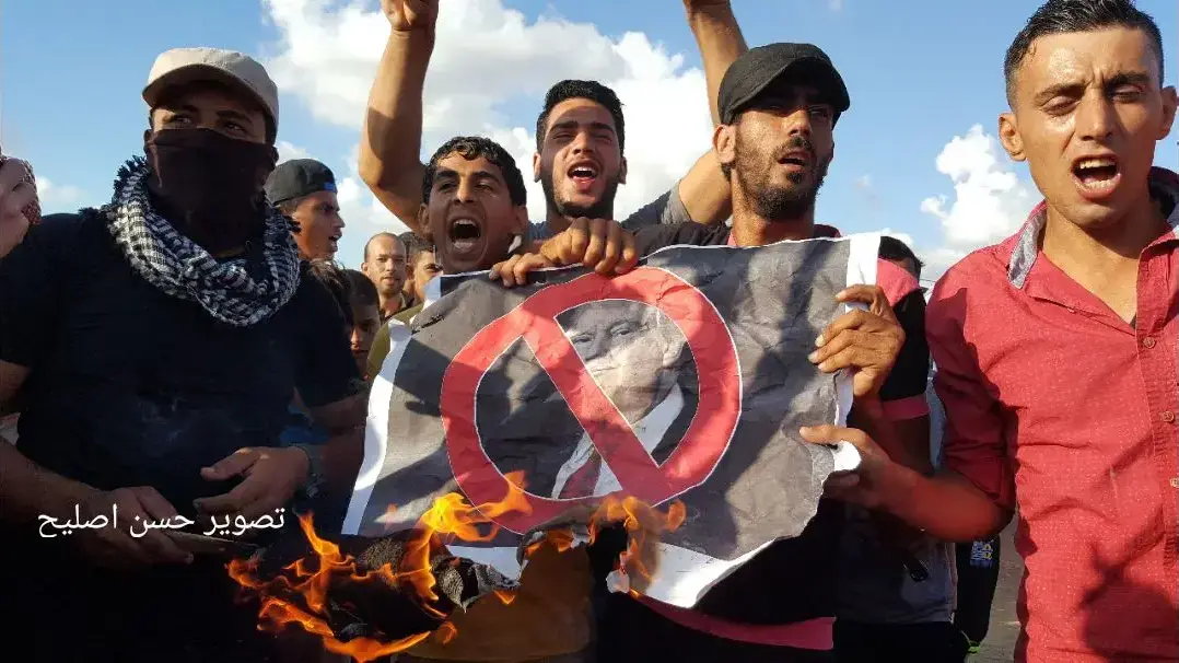 מפגינים בגבול רצועת עזה שורפים תמונה של נשיא ארצות הברית דונלד טראמפ ב-7 בספטמבר 2018 מפגינים בגבול רצועת עזה שורפים תמונה של נשיא ארצות הברית דונלד טראמפ ב-7 בספטמבר 2018