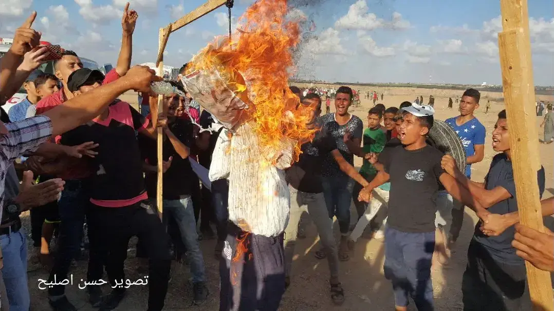 מפגינים בגבול רצועת עזה שורפים בובה של נשיא ארצות הברית דונלד טראמפ ב-7 בספטמבר 2018 מפגינים בגבול רצועת עזה שורפים בובה של נשיא ארצות הברית דונלד טראמפ ב-7 בספטמבר 2018