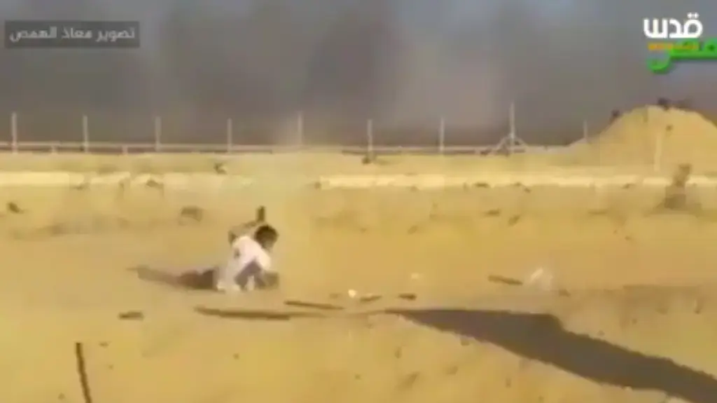 תיעוד נער פלסטיני נורה לאחר שהשליך אבן בגבול רצועת עזה תיעוד נער פלסטיני נורה לאחר שהשליך אבן בגבול רצועת עזה