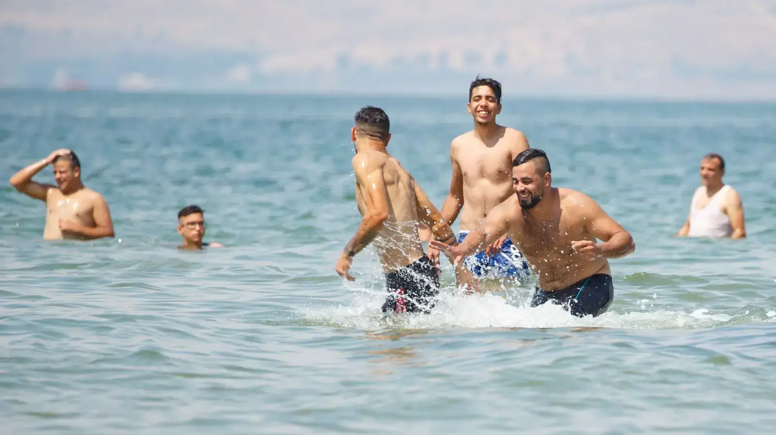מטיילים ראש השנה רוחצים בכנרת מטיילים ראש השנה רוחצים בכנרת