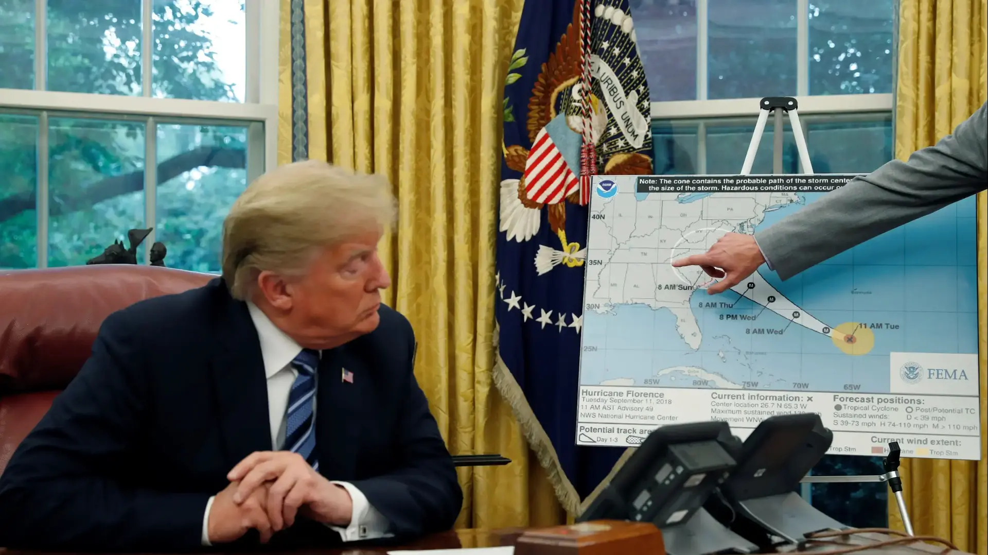 נשיא ארה"ב טראמפ מקבל עדכונים על הסופה פלורנס, 11 בספטמבר 2018 נשיא ארה"ב טראמפ מקבל עדכונים על הסופה פלורנס, 11 בספטמבר 2018