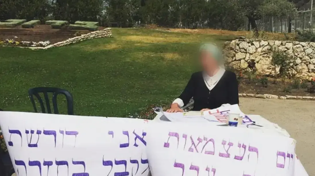 שובתת רעב מול הכנסת בשל עגינותה מזה 17 שנים, מאי 2017