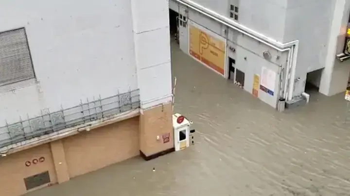 רחוב מוצף עקב הטייפון בהונג קונג, 16 בספטמבר 2018 רחוב מוצף עקב הטייפון בהונג קונג, 16 בספטמבר 2018