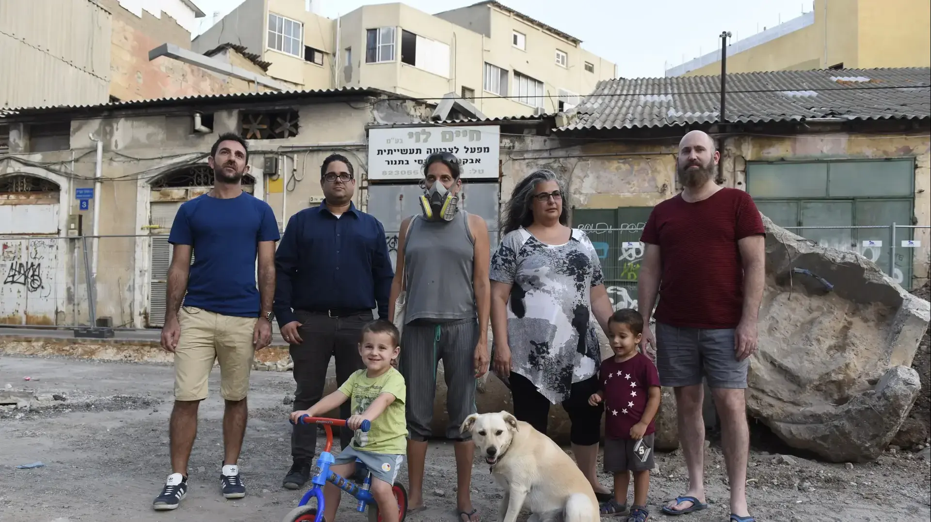 שכנים מרחוב שמעון בן זומא שסובלים מזיהום אוויר ממפעל לצביעה תעשייתית ביפו, 13 בספטמבר 2018 שכנים מרחוב שמעון בן זומא שסובלים מזיהום אוויר ממפעל לצביעה תעשייתית ביפו, 13 בספטמבר 2018