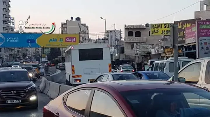 אוטובוס חיילים שנכנס לקלנדיה