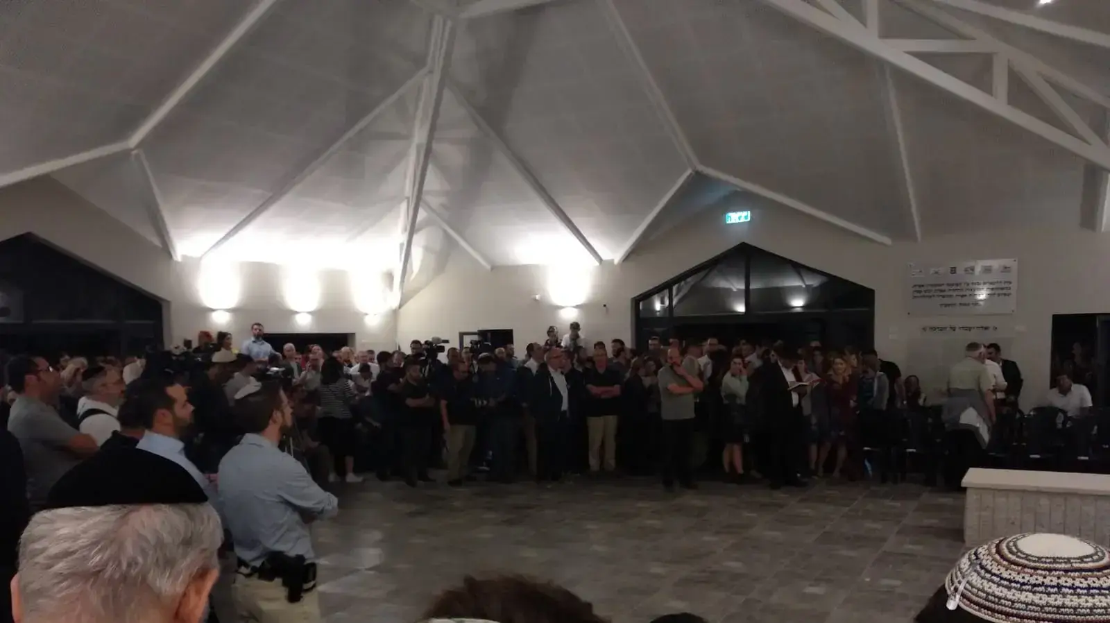 כאלף בני אדם, קרובי משפחה, מכרים וידידים מהתיישבות הגיעו לבית העלמין האזורי בכפר עציון ללוות בדרכו האחרונה את ארי פולד בפיגוע הבוקר בקניון הרים בגוש עציון כאלף בני אדם, קרובי משפחה, מכרים וידידים מהתיישבות הגיעו לבית העלמין האזורי בכפר עציון ללוות בדרכו האחרונה את ארי פולד בפיגוע הבוקר בקניון הרים בגוש עציון
