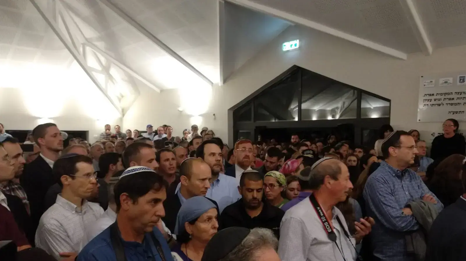 כאלף בני אדם, קרובי משפחה, מכרים וידידים מההתייבשות הגיעו לבית העלמין האזורי בכפר עציון ללוות בדרכו האחרונה את ארי פולד בפיגוע הבוקר בקניון הרים. כאלף בני אדם, קרובי משפחה, מכרים וידידים מההתייבשות הגיעו לבית העלמין האזורי בכפר עציון ללוות בדרכו האחרונה את ארי פולד בפיגוע הבוקר בקניון הרים.