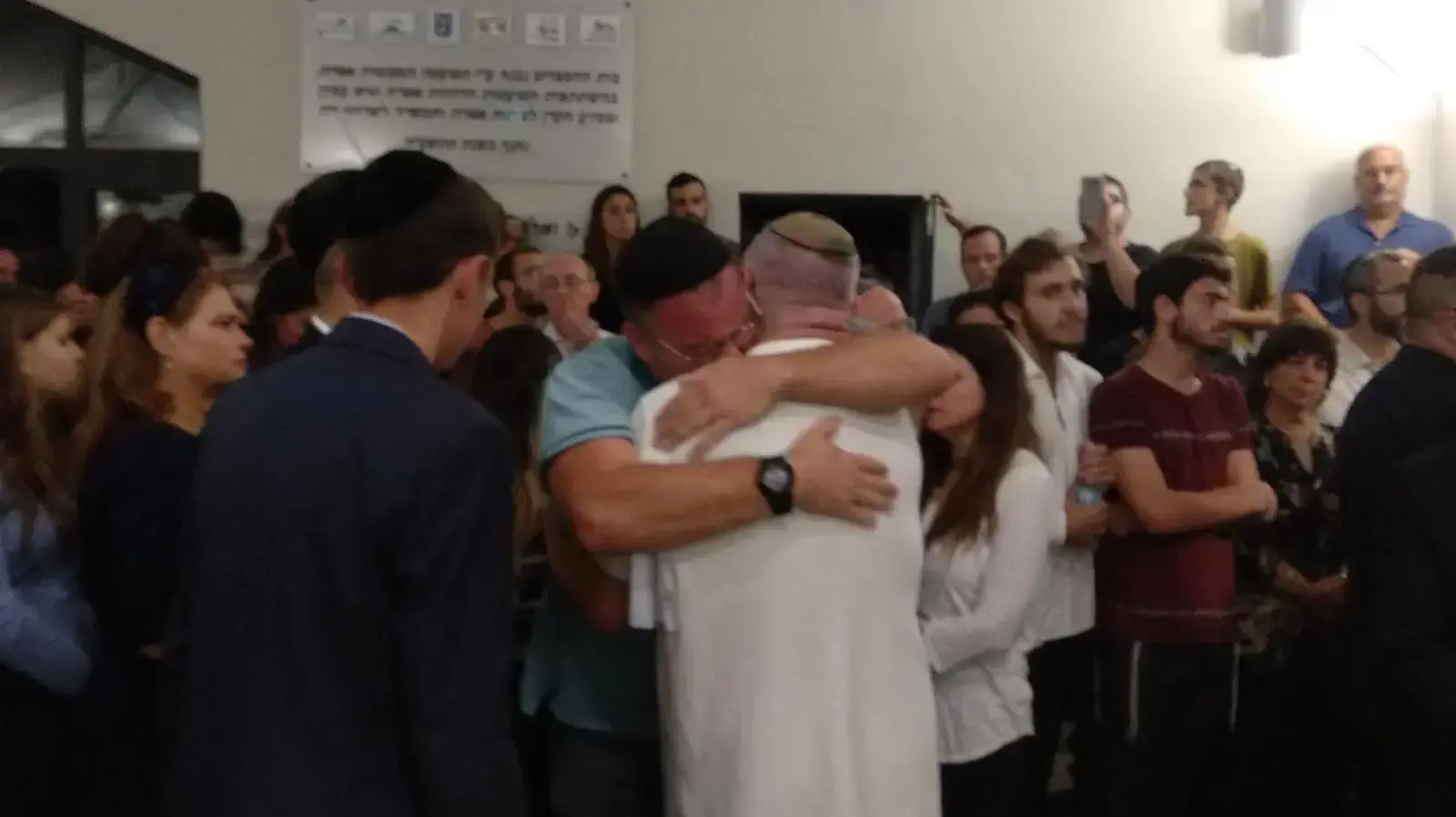 כאלף בני אדם, קרובי משפחה, מכרים וידידים מההתיישבות הגיעו לבית העלמין האזורי בכפר עציון ללוות בדרכו האחרונה את ארי פולד בפיגוע הבוקר בקניון הרים. כאלף בני אדם, קרובי משפחה, מכרים וידידים מההתיישבות הגיעו לבית העלמין האזורי בכפר עציון ללוות בדרכו האחרונה את ארי פולד בפיגוע הבוקר בקניון הרים.