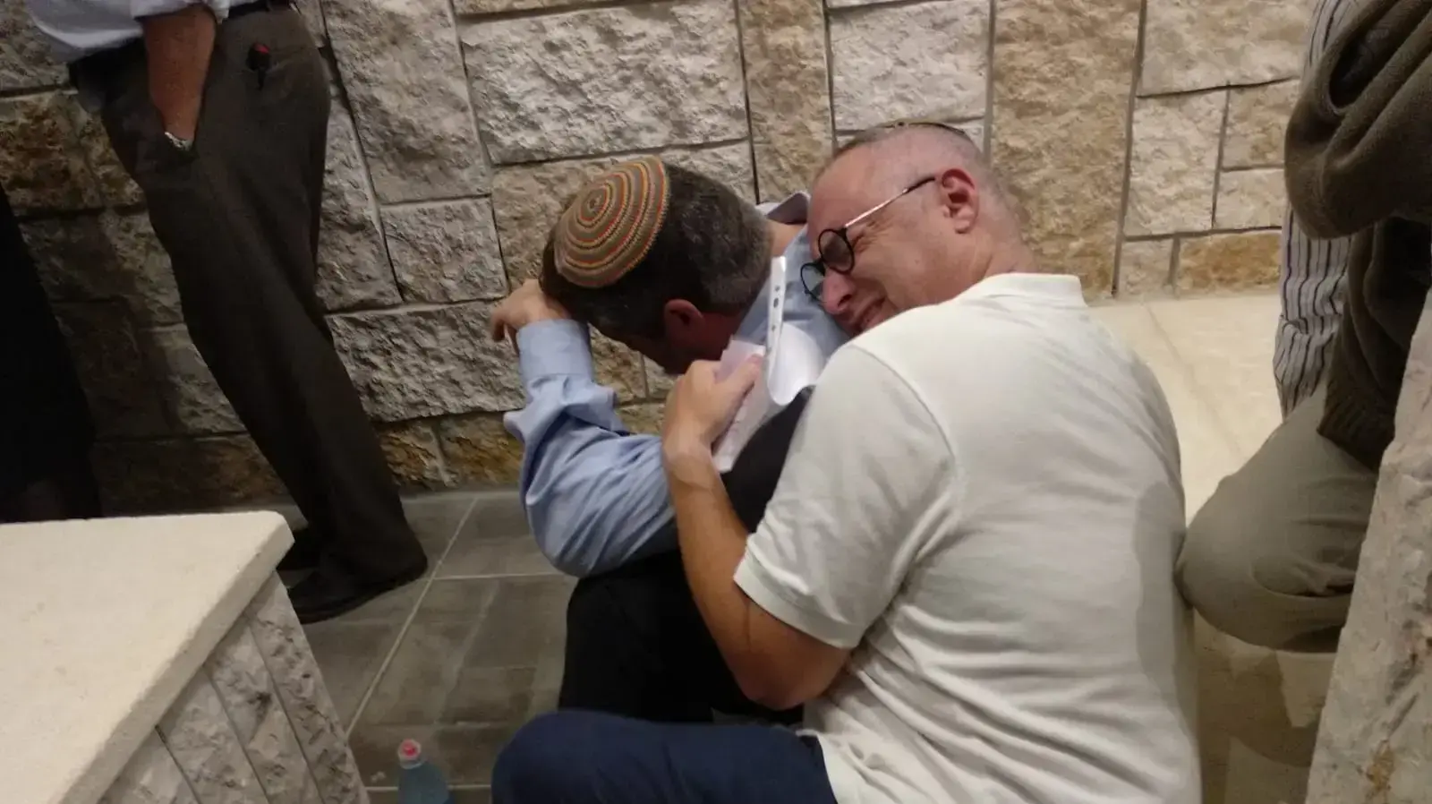 כאלף בני אדם, קרובי משפחה, מכרים וידידים מההתיישבות הגיעו לבית העלמין האזורי בכפר עציון ללוות בדרכו האחרונה את ארי פולד בפיגוע הבוקר בקניון הרים. כאלף בני אדם, קרובי משפחה, מכרים וידידים מההתיישבות הגיעו לבית העלמין האזורי בכפר עציון ללוות בדרכו האחרונה את ארי פולד בפיגוע הבוקר בקניון הרים.