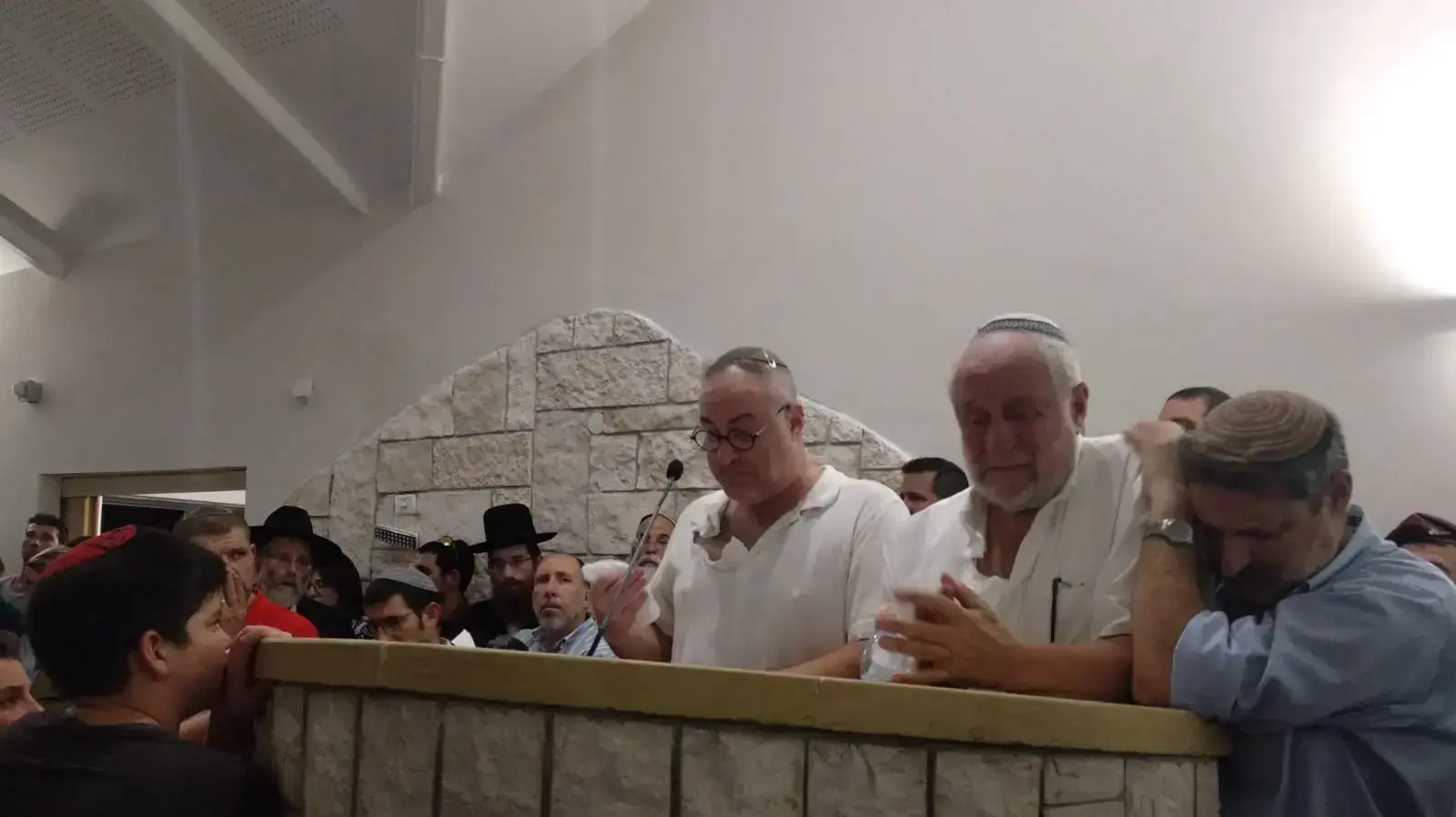 אביו ואחיו של ארי פולד בהלוויתו (צילום: אור רביד) אביו ואחיו של ארי פולד בהלוויתו (צילום: אור רביד)