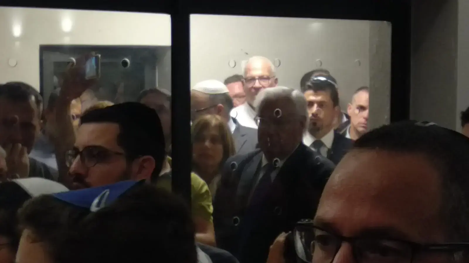 שגריר ארצות הברית בישראל דיוויד פרידמן בהלוויתו של ארי פולד (צילום: אור רביד) שגריר ארצות הברית בישראל דיוויד פרידמן בהלוויתו של ארי פולד (צילום: אור רביד)