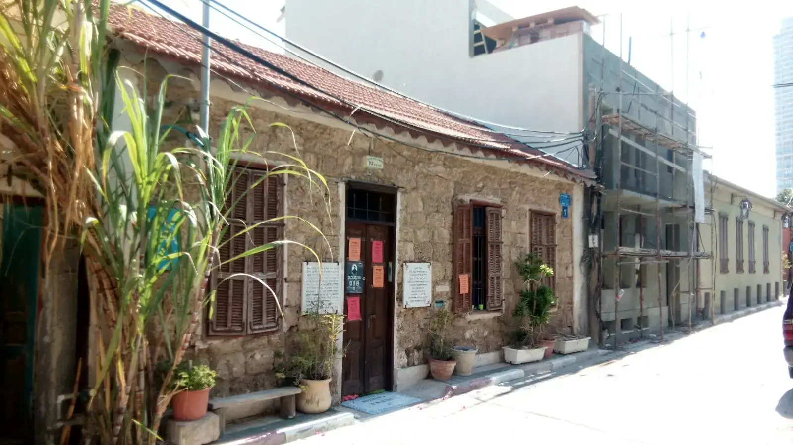בית הכנסת הראשון בנווה צדק נפגע מעבודות בנייה סמוכות בית הכנסת הראשון בנווה צדק נפגע מעבודות בנייה סמוכות