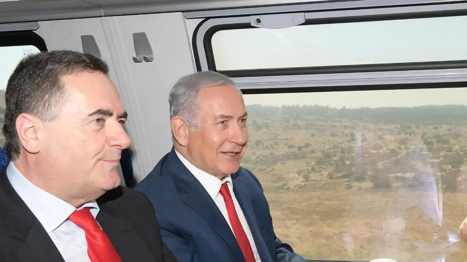 ראש הממשלה בנימין נתניהו ושר התחבורה ישראל כץ במהלך סיור בתחנת רכבת ירושלים "יצחק נבון", ונסיעת הרצה מירושלים לנתב"ג
ראש הממשלה בנימין נתניהו ושר התחבורה ישראל כץ במהלך סיור בתחנת רכבת ירושלים "יצחק נבון", ונסיעת הרצה מירושלים לנתב"ג