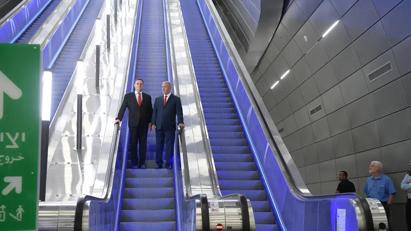 ראש הממשלה בנימין נתניהו ושר התחבורה ישראל כץ במהלך סיור בתחנת רכבת ירושלים "יצחק נבון", ונסיעת הרצה מירושלים לנתב"ג
ראש הממשלה בנימין נתניהו ושר התחבורה ישראל כץ במהלך סיור בתחנת רכבת ירושלים "יצחק נבון", ונסיעת הרצה מירושלים לנתב"ג