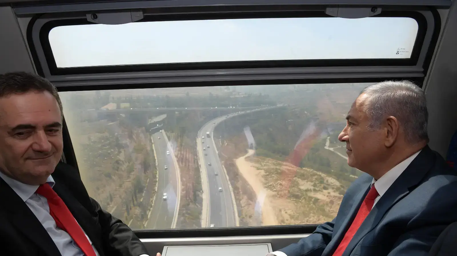 ראש הממשלה בנימין נתניהו ושר התחבורה ישראל כץ במהלך סיור בתחנת רכבת ירושלים "יצחק נבון", ונסיעת הרצה מירושלים לנתב"ג
ראש הממשלה בנימין נתניהו ושר התחבורה ישראל כץ במהלך סיור בתחנת רכבת ירושלים "יצחק נבון", ונסיעת הרצה מירושלים לנתב"ג