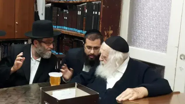 יעקב קנייבסקי עם סביו הרב חיים קנייבסקי וח"כ משה גפני יעקב קנייבסקי עם סביו הרב חיים קנייבסקי וח"כ משה גפני