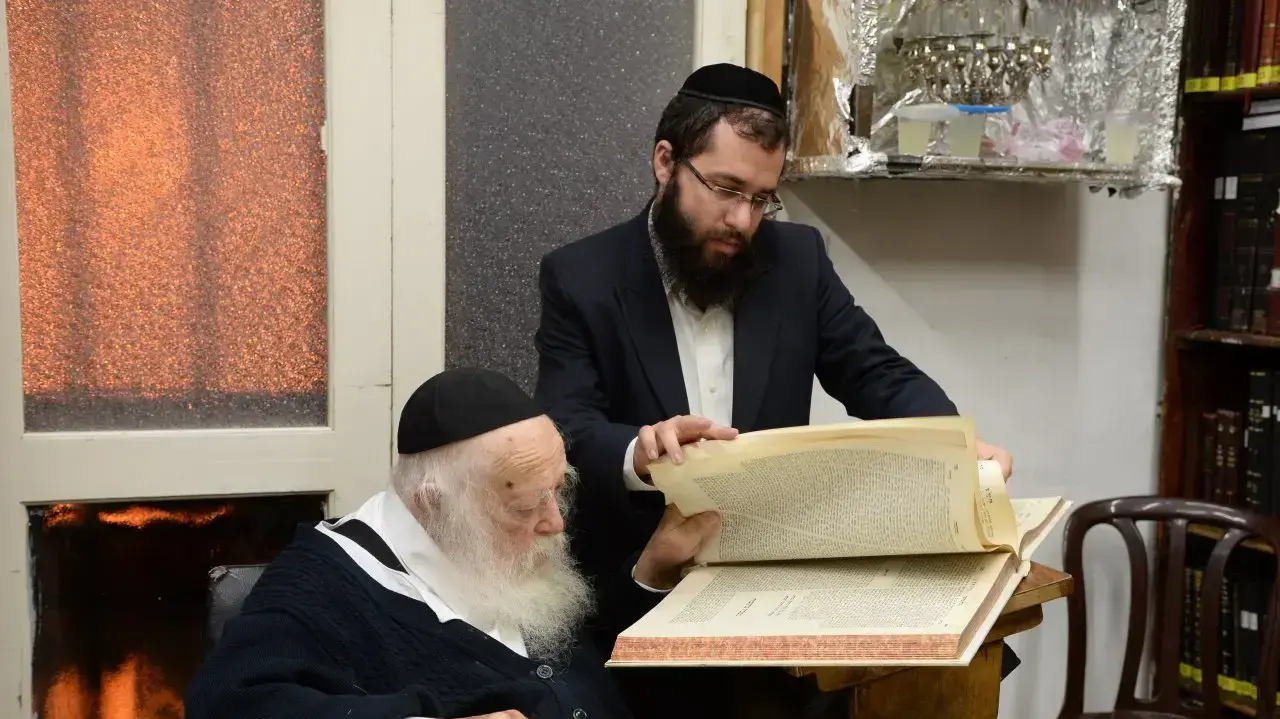 יעקב קנייבסקי עם סביו הרב חיים קנייבסקי יעקב קנייבסקי עם סביו הרב חיים קנייבסקי
