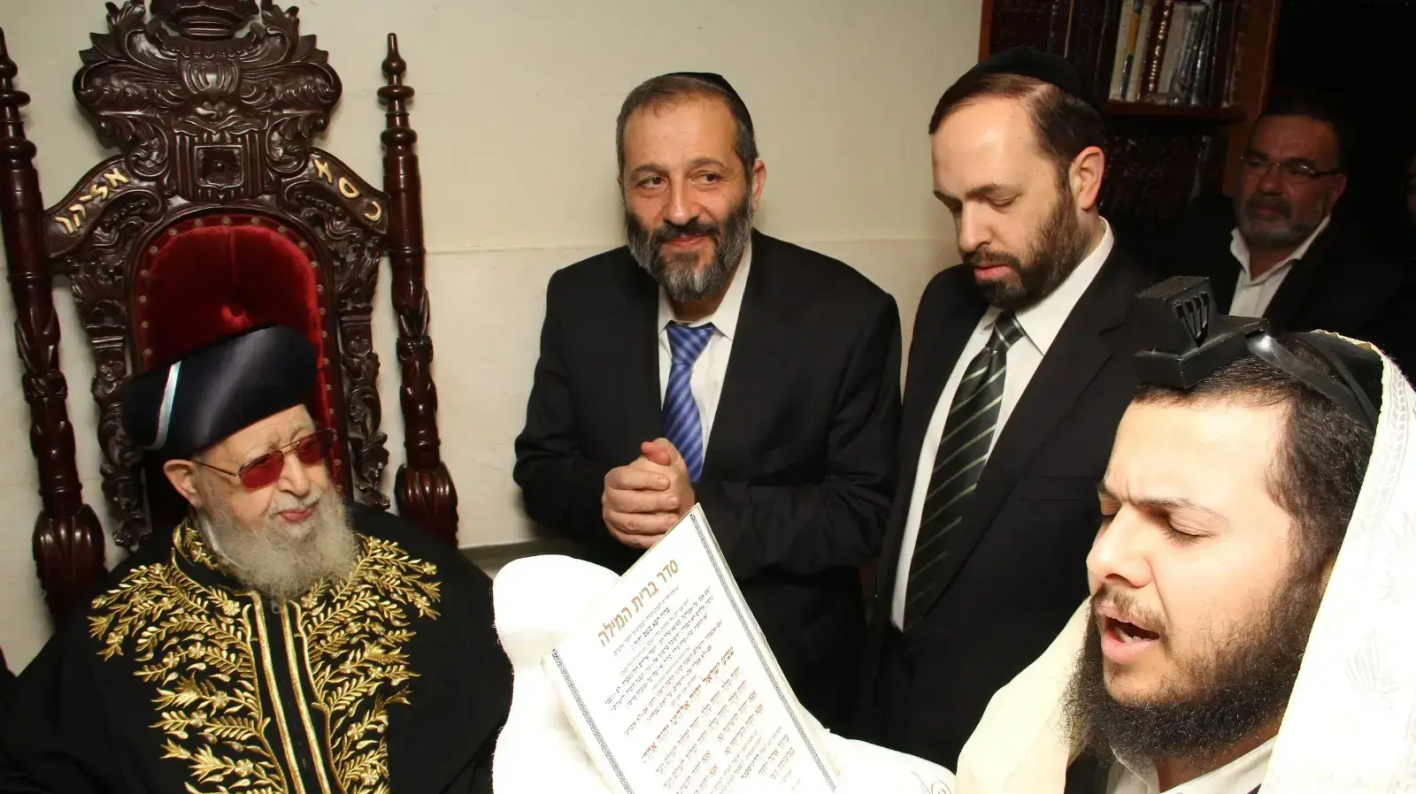 כלף עם אריאל אטיאס, אריה דרעי והרב עובדיה בברית לבנו כלף עם אריאל אטיאס, אריה דרעי והרב עובדיה בברית לבנו