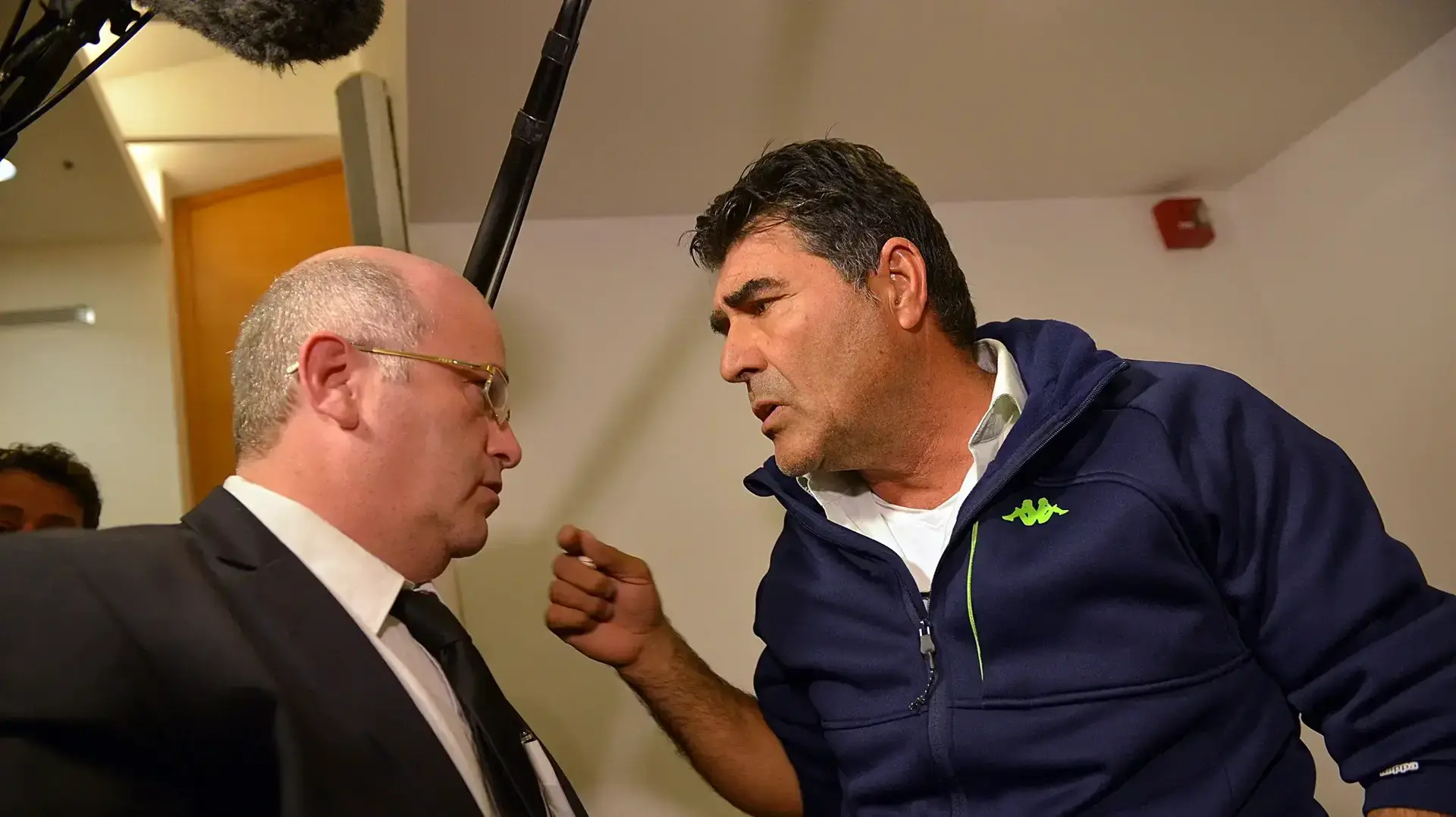 יגאל פדידה משוחח עם עורך דינו ב-2015