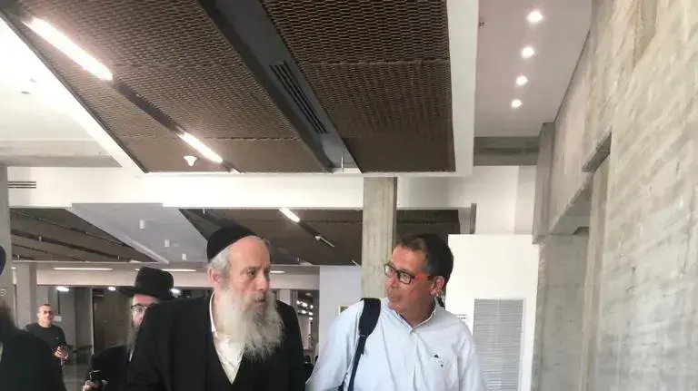 מנכ"ל נת"ע, יהודה בר און, וראש עיריית בני ברק חנוך זייברט בכניסה לדיון בבית המשפט בנושא צו המניעת לעבודות הרכבת בשבת מנכ"ל נת"ע, יהודה בר און, וראש עיריית בני ברק חנוך זייברט בכניסה לדיון בבית המשפט בנושא צו המניעת לעבודות הרכבת בשבת