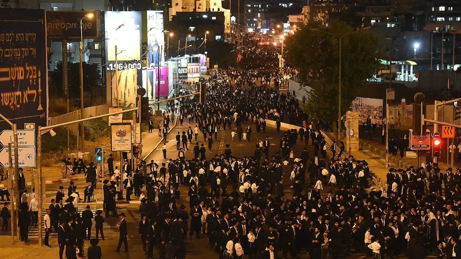 אלפי חרדים משתתפים בעצרת תפילה במחאה בבני ברק על העבודות לבניית הרכבת הקלה בשבת 21 ספטמבר 2018 אלפי חרדים משתתפים בעצרת תפילה במחאה בבני ברק על העבודות לבניית הרכבת הקלה בשבת 21 ספטמבר 2018
