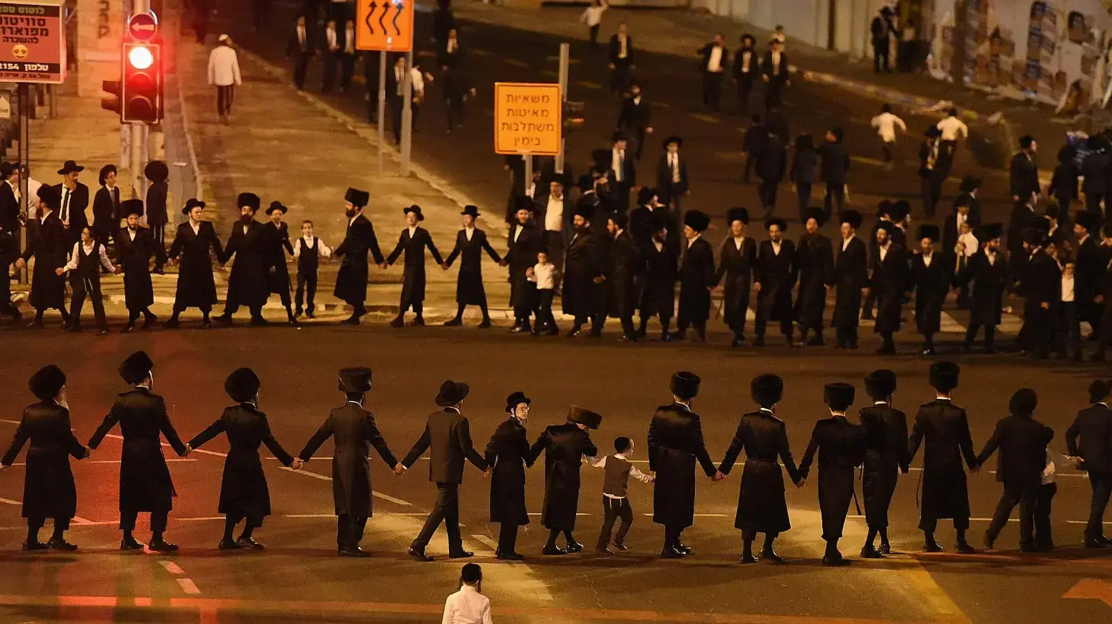 חרדים בעצרת מחאה נגד העבודות לבניית הרכבת הקלה בשבת בבני ברק 21 ספטמבר 2018 חרדים בעצרת מחאה נגד העבודות לבניית הרכבת הקלה בשבת בבני ברק 21 ספטמבר 2018