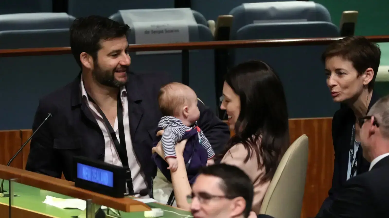 בן זוגה של ראשת ממשלת ניו זילנד ג'סינדה ארדרן עם בתם ניב במטה האו"ם בניו יורק, 24 בספטמבר 2018 בן זוגה של ראשת ממשלת ניו זילנד ג'סינדה ארדרן עם בתם ניב במטה האו"ם בניו יורק, 24 בספטמבר 2018