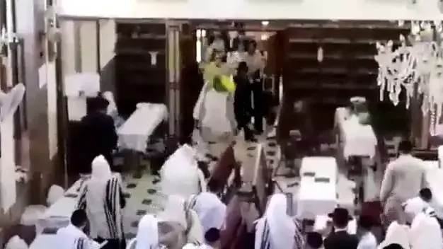 תומכי אליעזר ברלנד מתעמתים עם מתנגדיו בבית כנסת במאה שערים בירושלים תומכי אליעזר ברלנד מתעמתים עם מתנגדיו בבית כנסת במאה שערים בירושלים