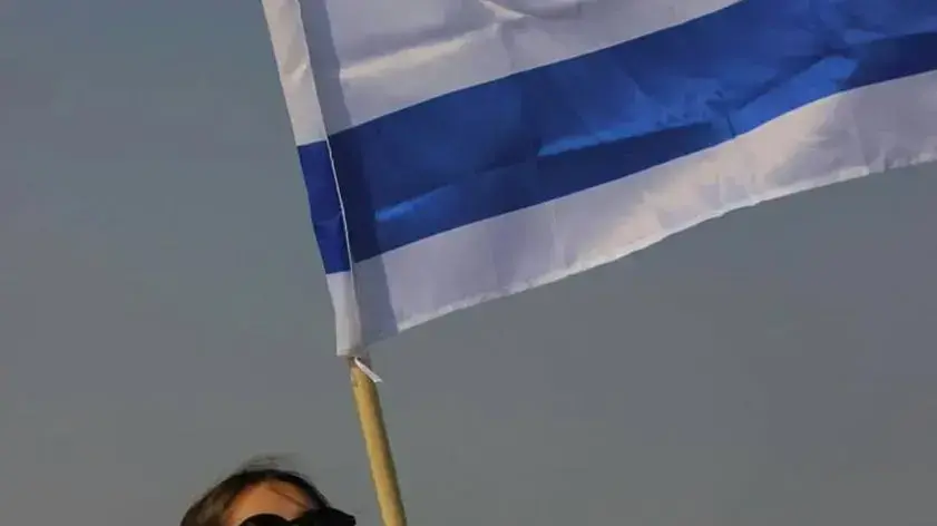 תמר בלינדר ז"ל עם דגל ישראל תמר בלינדר ז"ל עם דגל ישראל