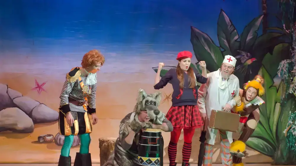 ילדים צופים בהצגת ילדים ילדים צופים בהצגת ילדים