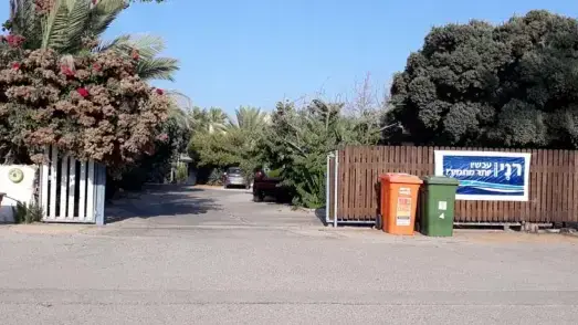 שלטים של רני אידן בעמק חפר שלטים של רני אידן בעמק חפר