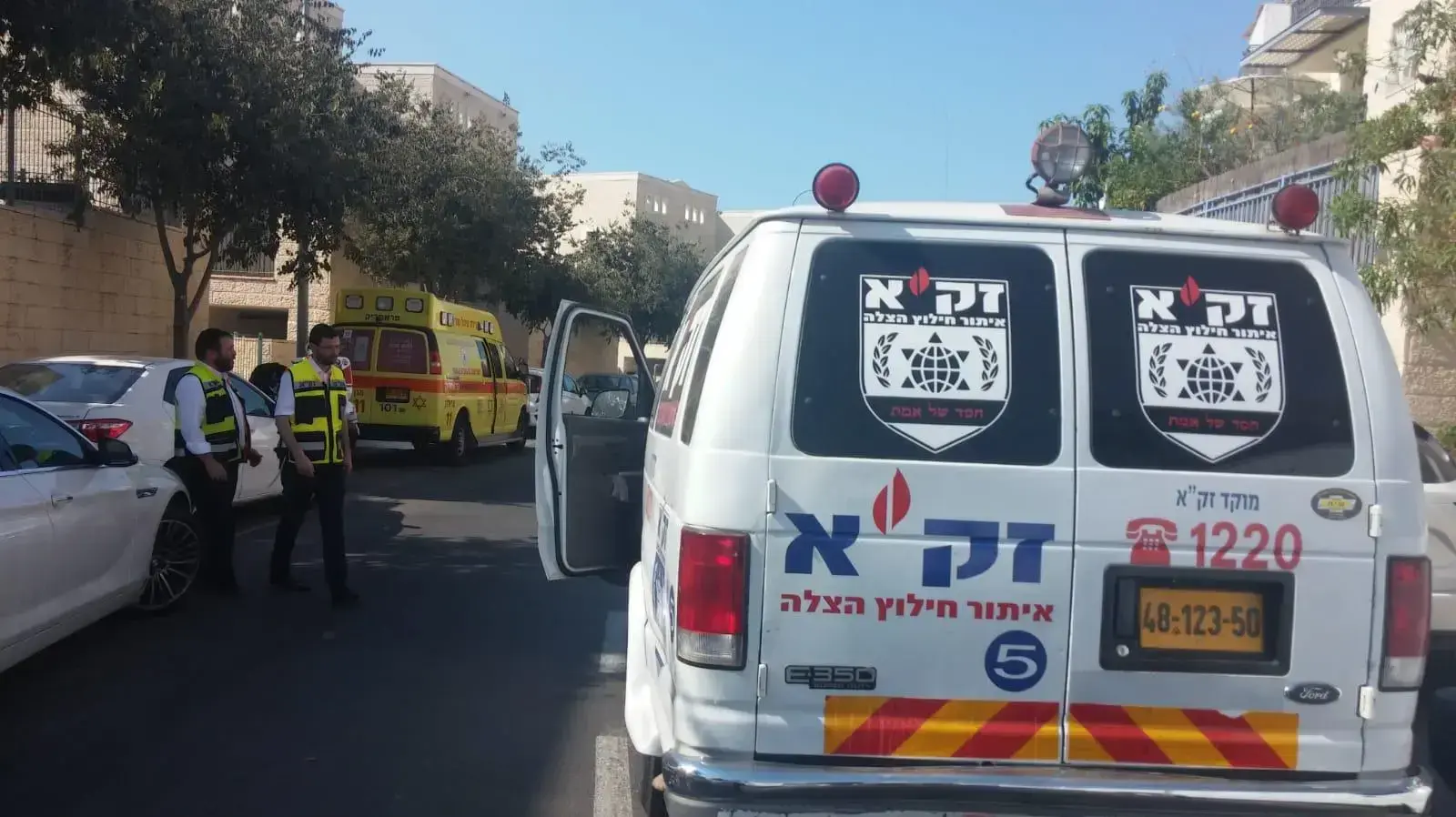 ניידת זק"א מחוץ לבית במודיעין ברחוב כלסו בו נמצאו שתי גופות של בני זוג בשנות ה60 לחייהם ניידת זק"א מחוץ לבית במודיעין ברחוב כלסו בו נמצאו שתי גופות של בני זוג בשנות ה60 לחייהם