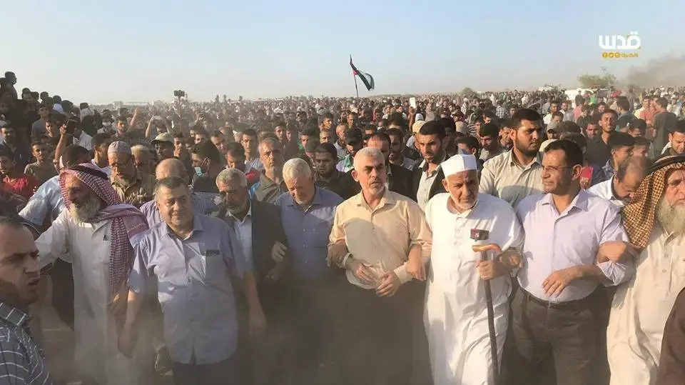 מנהיג חמאס ברצועה יחיא סינואר הגיע למחנה השיבה מזרחית לחאן יונס מנהיג חמאס ברצועה יחיא סינואר הגיע למחנה השיבה מזרחית לחאן יונס