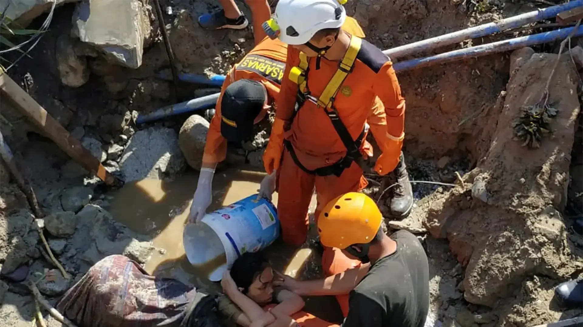 הצונאמי באינדונזיה הצונאמי באינדונזיה