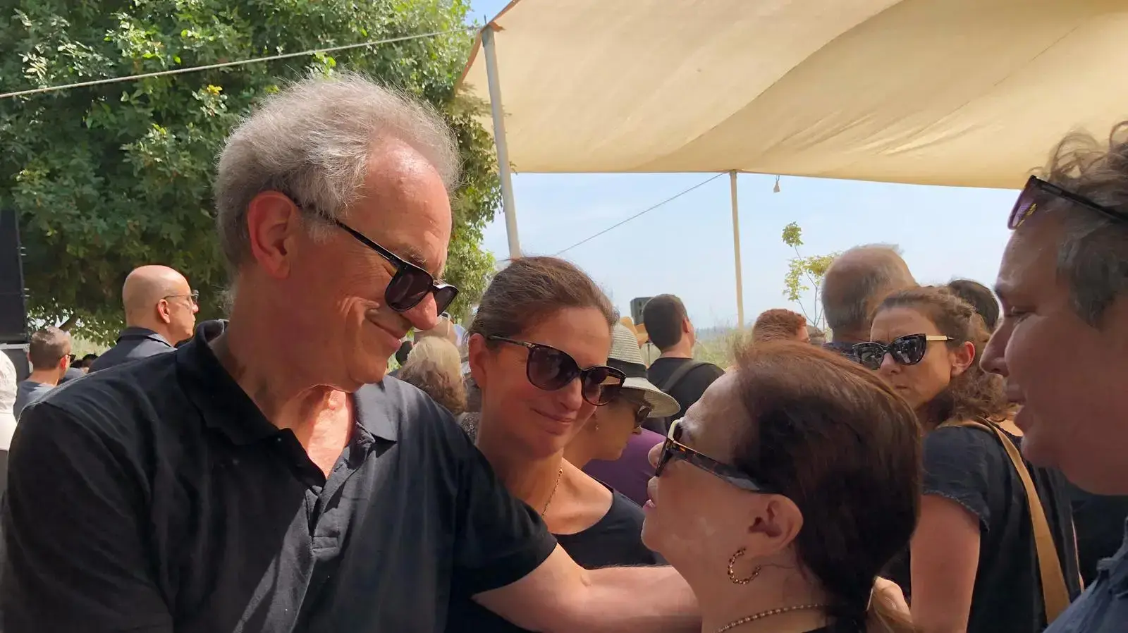 גילה אלמגור ואבי נשר בהלוויתו של ארי נשר, ספטמבר 2018 גילה אלמגור ואבי נשר בהלוויתו של ארי נשר, ספטמבר 2018