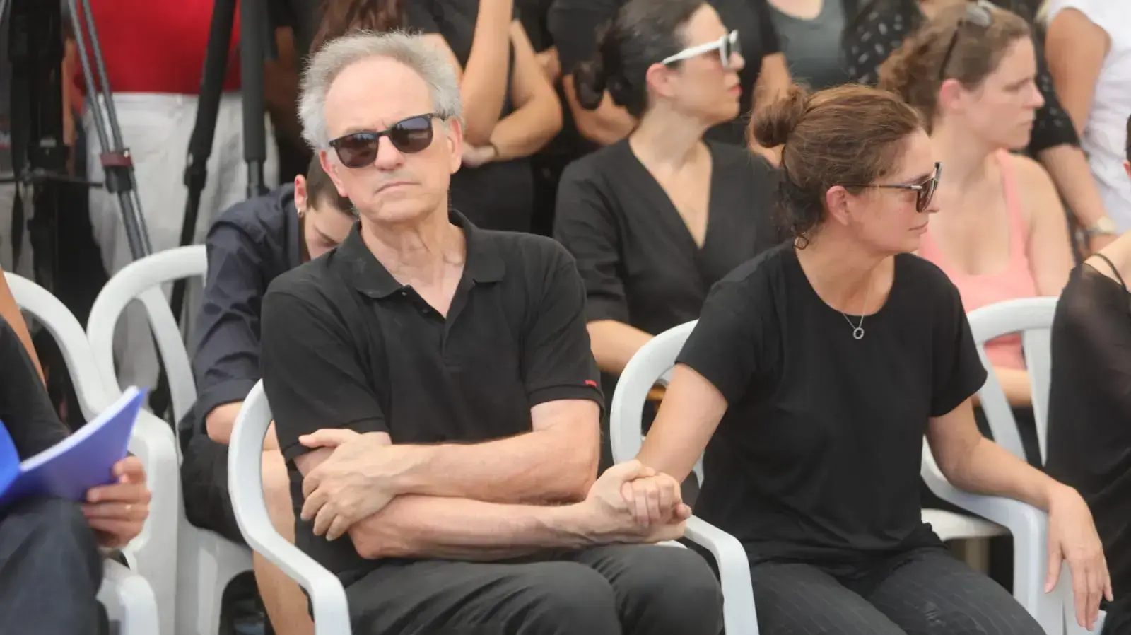 אבי ואיריס נשר בהלוויתו של ארי נשר , ספטמבר 2018 אבי ואיריס נשר בהלוויתו של ארי נשר , ספטמבר 2018