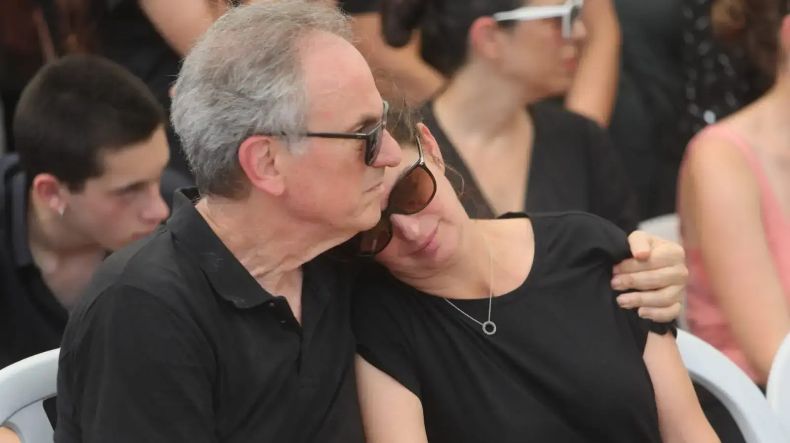 אבי ואיריס נשר בהלוויתו של ארי נשר , ספטמבר 2018 אבי ואיריס נשר בהלוויתו של ארי נשר , ספטמבר 2018