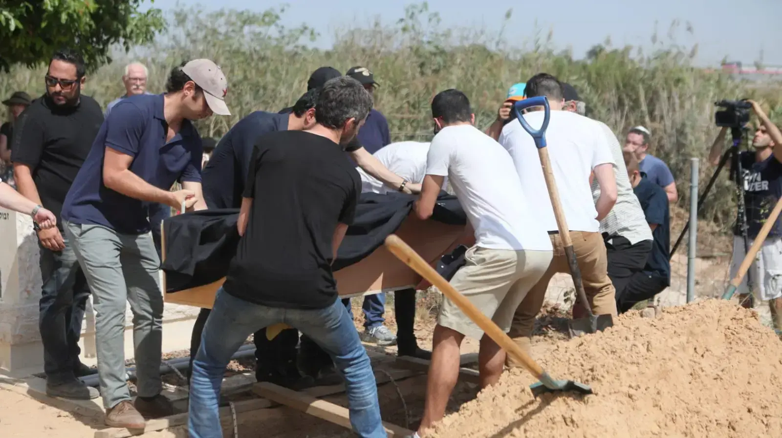 נתן גושן בהלוויתו של ארי נשר , ספטמבר 2018 נתן גושן בהלוויתו של ארי נשר , ספטמבר 2018