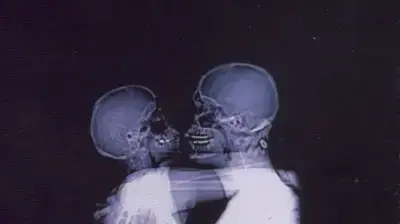 עטיפת האלבום חלולים של אביב גפן עטיפת האלבום חלולים של אביב גפן