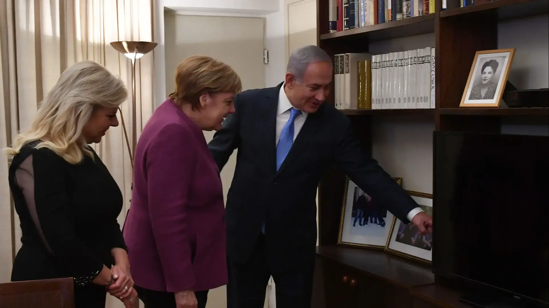 ראש הממשלה בנימין נתניהו ורעייתו שרה מארחים את קנצלרית גרמניה, אנגלה מרקל במעון רא"המ בירושלים. ראש הממשלה בנימין נתניהו ורעייתו שרה מארחים את קנצלרית גרמניה, אנגלה מרקל במעון רא"המ בירושלים.