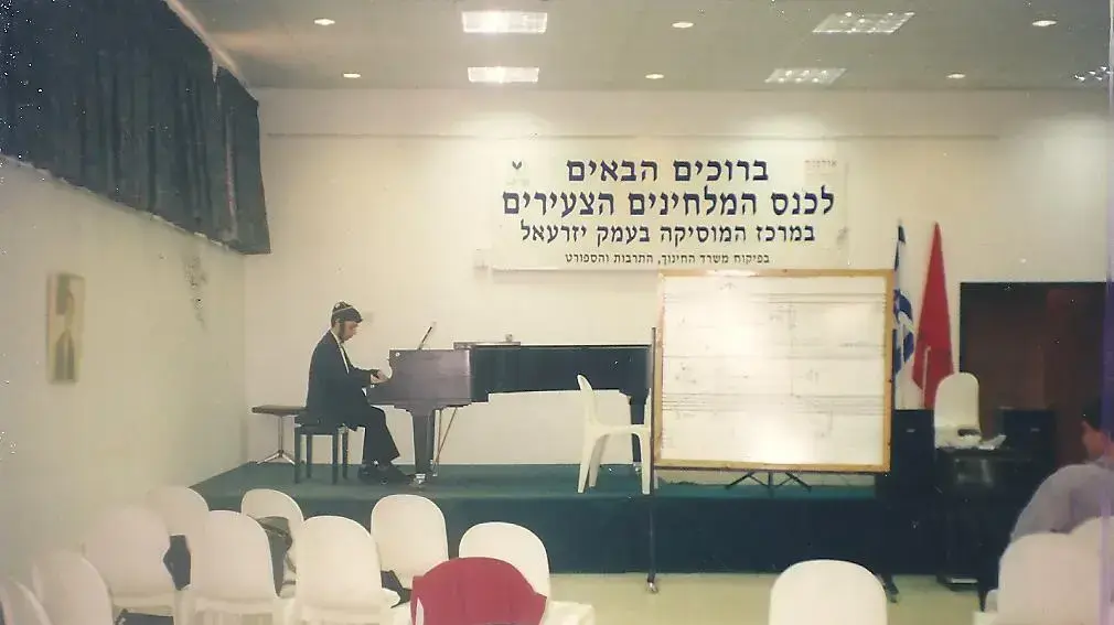 חיים זימרה אשר נדרס על- ידי העיתונאי הספרדי חוליו דה לה גווארדיה בכיכר פריז בצעירותו חיים זימרה אשר נדרס על- ידי העיתונאי הספרדי חוליו דה לה גווארדיה בכיכר פריז בצעירותו