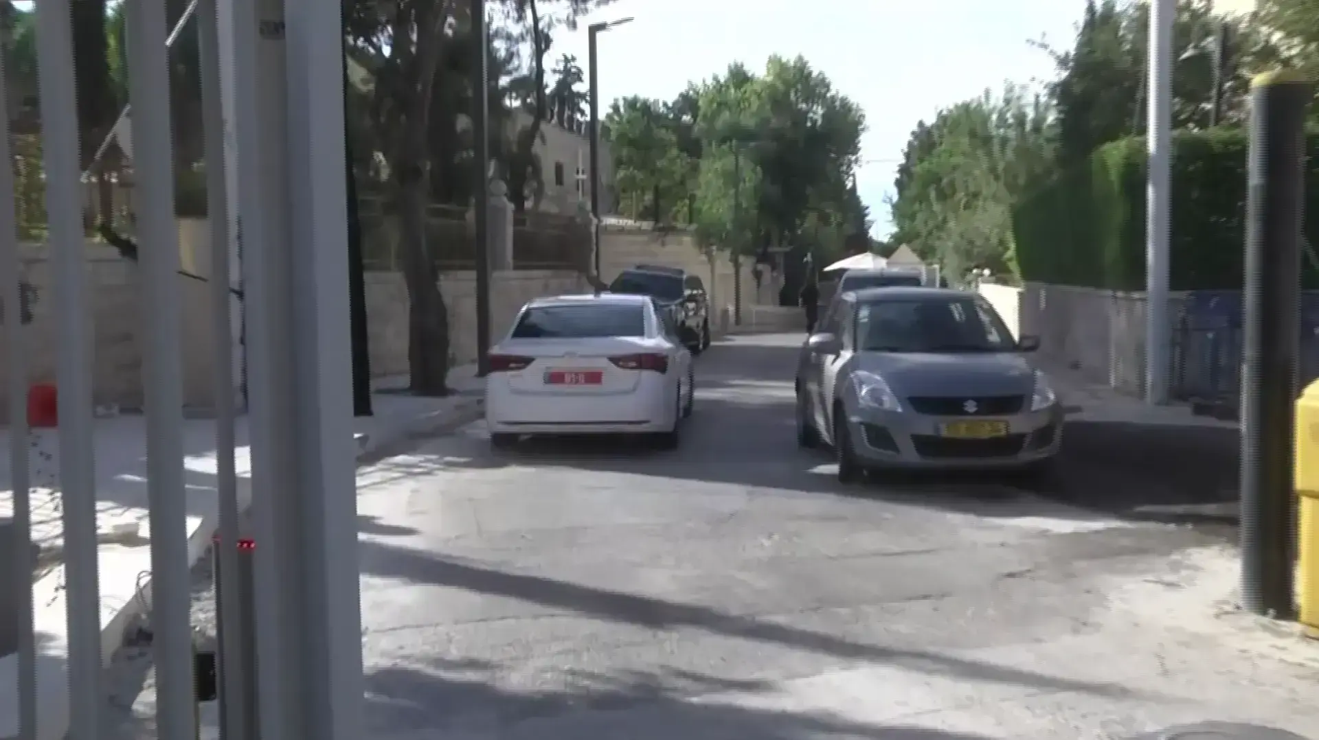 שוטרים וחוקרים מגיעים למעון ראש הממשלה כדי לחקור אותו בפעם ה-12 בפרשת 1000 ו-2000 - 5/10/18 שוטרים וחוקרים מגיעים למעון ראש הממשלה כדי לחקור אותו בפעם ה-12 בפרשת 1000 ו-2000 - 5/10/18