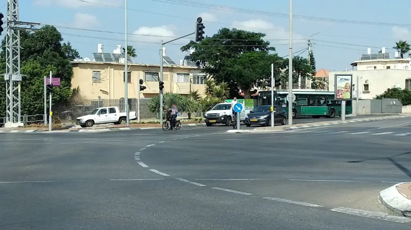 בניגוד לחוק: רוכבים בלי קסדה, יורדים לכביש מדברים בסלולרי ומסיעים חברים בניגוד לחוק: רוכבים בלי קסדה, יורדים לכביש מדברים בסלולרי ומסיעים חברים