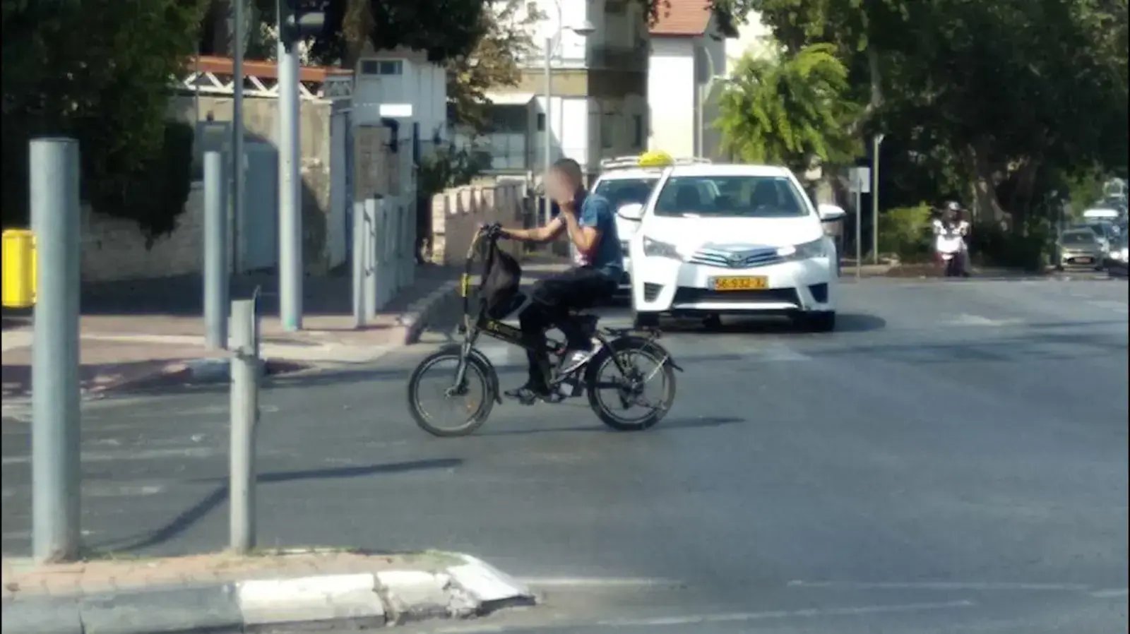 בניגוד לחוק: רוכבים בלי קסדה, יורדים לכביש מדברים בסלולרי ומסיעים חברים בניגוד לחוק: רוכבים בלי קסדה, יורדים לכביש מדברים בסלולרי ומסיעים חברים